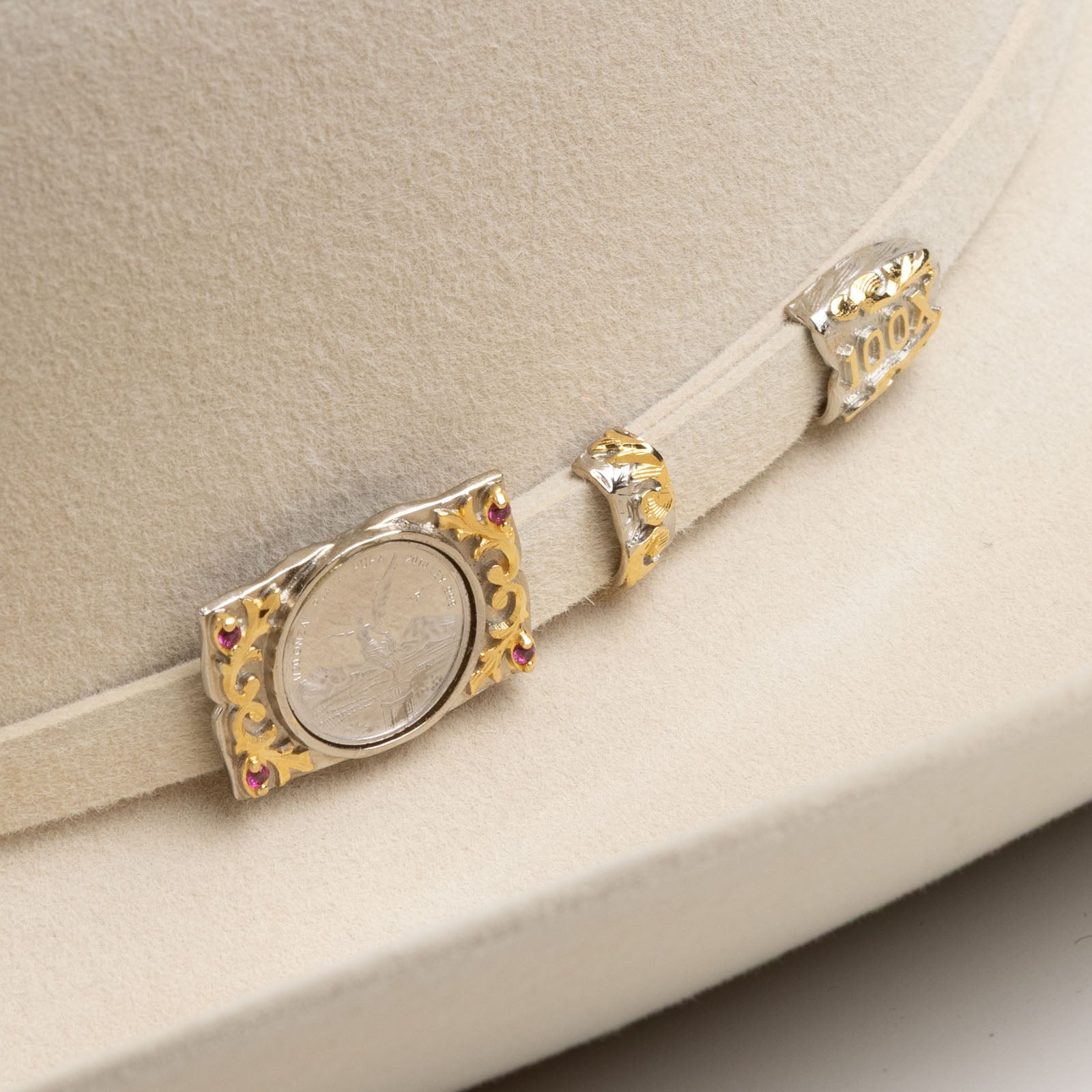 100X Independencia belly cowboy hat close-up three-quarter angle