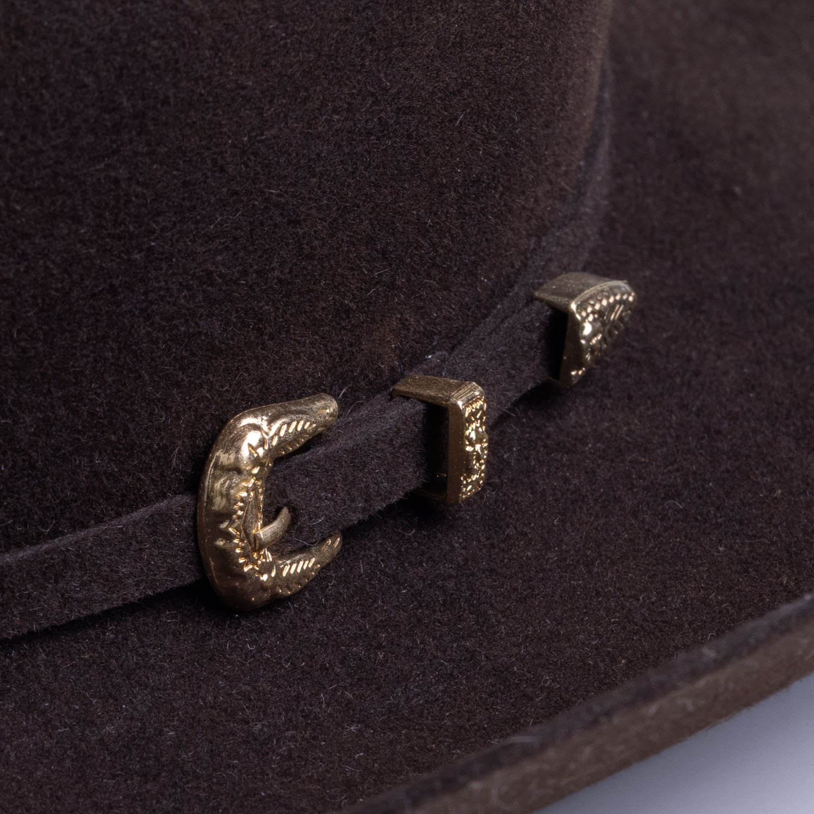 5X Dorado brown cowboy hat closeup of buckle in gold with small intricate etchings on a brown band